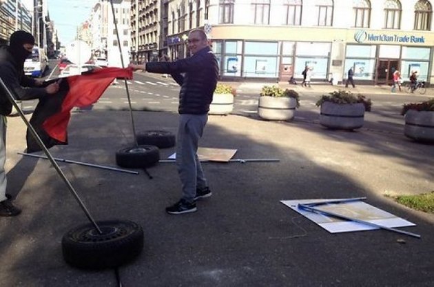 В Риге задержан вандал, уничтоживший выставку о Евромайдане