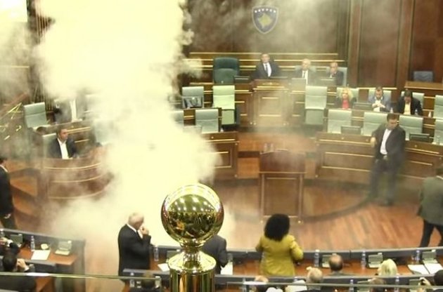 В парламенте Косово взорвалось неизвестное устройство - Reuters