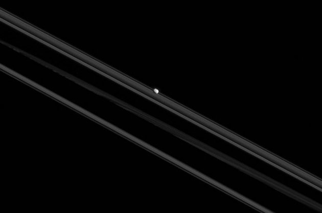 Спутники Сатурна: Cassini сделала новое фото Мимаса и Пандоры