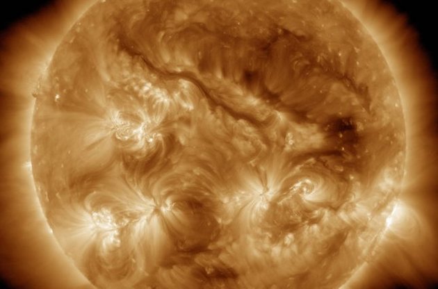 NASA опубликовало фото гигантской "нити" на Солнце