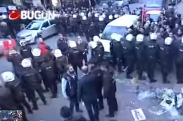 Турецкая полиция штурмом взяла офисы оппозиционных каналов - AFP
