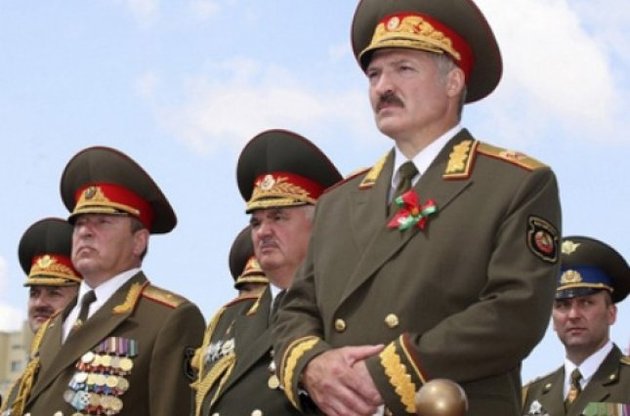 Лукашенко розпорядився посилити бойові частини армії