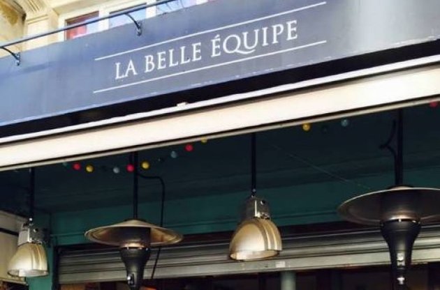 Появилось видео, как террористы открыли стрельбу в ресторане La Belle Equipe