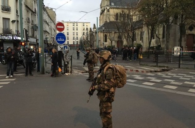 Французская полиция обнаружила тело третьего погибшего при штурме в Сен-Дени