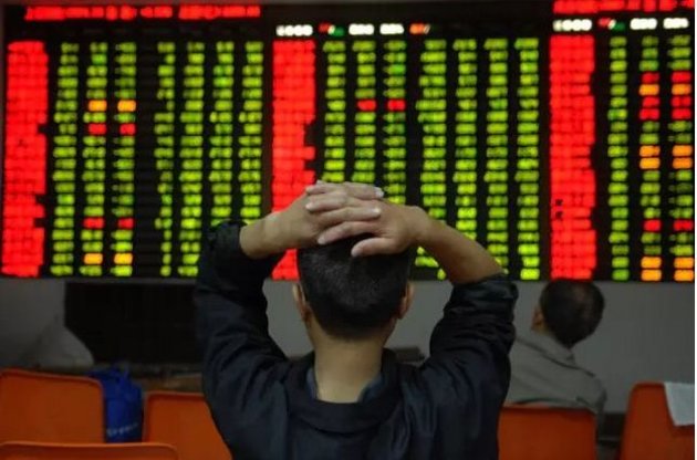 На Шанхайской бирже приостановлены торги из-за резкого падения акций