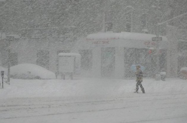Киев засыпало снегом: полиции пришлось перекрыть въезд для грузовиков до 10 утра
