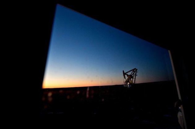 Саудівська Аравія не буде знижувати виробництво нафти через "ірраціональну" ціну на неї – FT