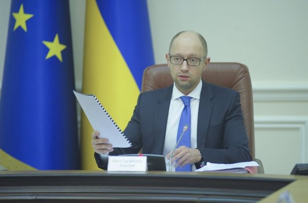 Яценюк созвал Совет по финансовой стабильности из-за падения гривни