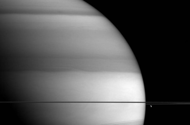NASA опубликовало новый снимок Сатурна и Дионы