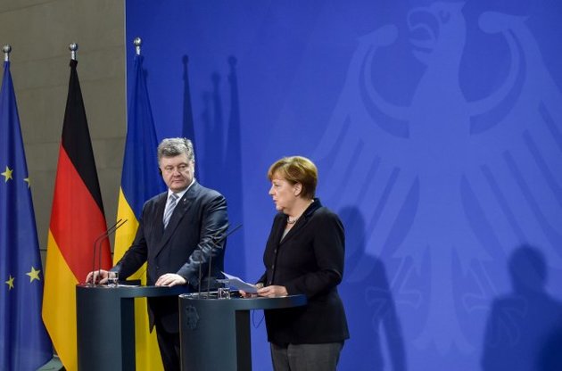 Меркель после переговоров с Порошенко "конструктивно" обсудила с Путиным выборы в Донбассе