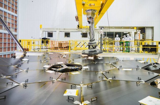 NASA завершило сборку главного зеркала телескопа "Джеймс Уэбб"
