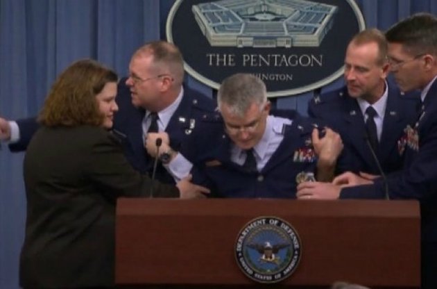 Американский генерал упал в обморок во время пресс-конференции
