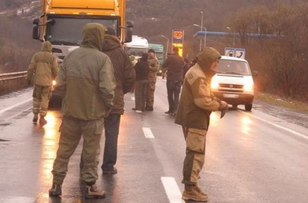 Активисты решили отпустить российские грузовики домой