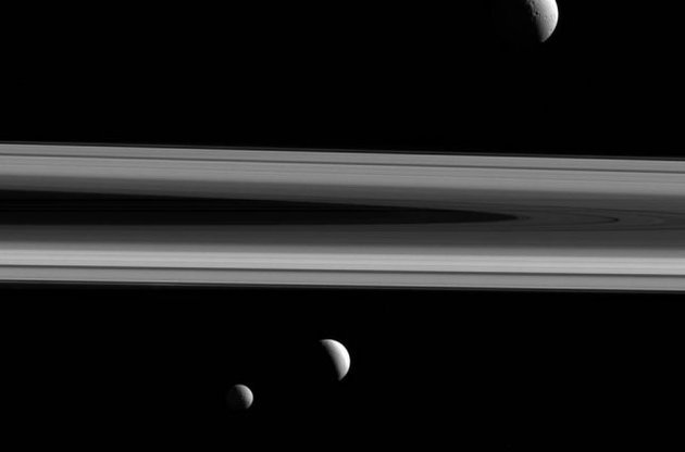 Станция Cassini передала на Землю новый снимок спутников Сатурна