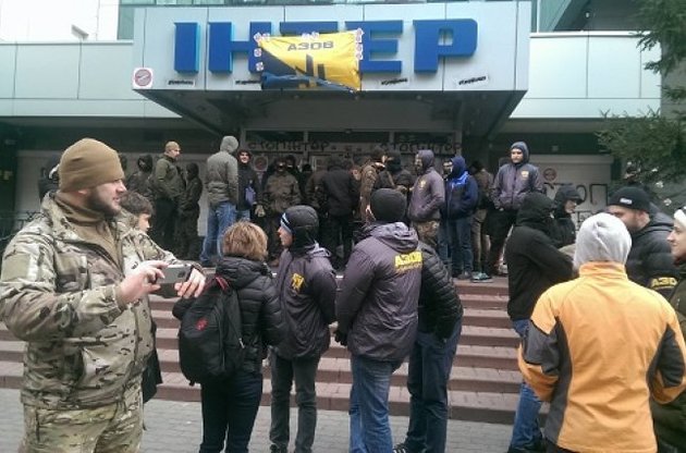 Полк "Азов" снял блокаду с телеканала "Интер" в Киеве