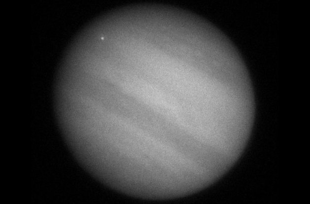 Астрономы засняли столкновение неизвестного объекта с Юпитером