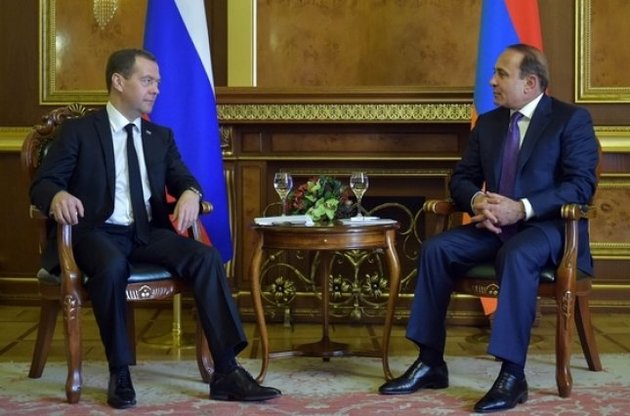 Армения получила от России небольшую скидку на газ и попросила оружие