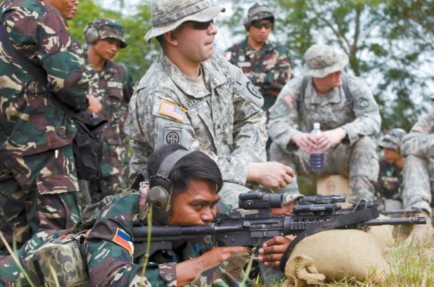 Китай назвал усиление военных связей США и Филиппин "менталитетом холодной войны"