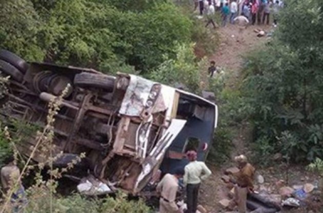 В Индии автобус с оперной труппой сорвался в пропасть, погибли не менее 25 человек