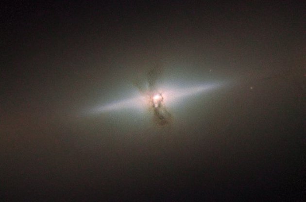 "Хаббл" сделал фото галактики–"каннибала"
