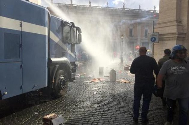 В Риме полиция применила водометы против участников протеста