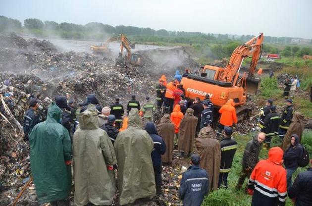 Из-под завалов мусора на Львовщине извлекли тело третьего спасателя
