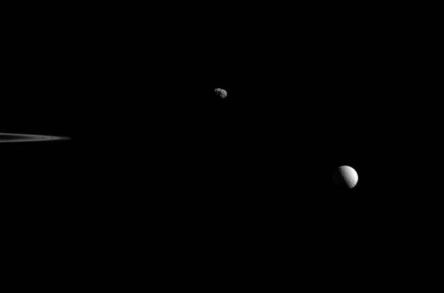 Cassini передала на Землю новый снимок спутников Сатурна