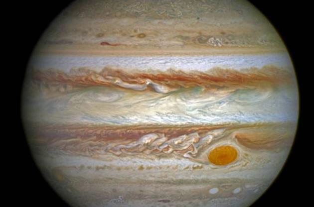 Телескоп "Хаббл" снял фото и видео полярного сияния на Юпитере