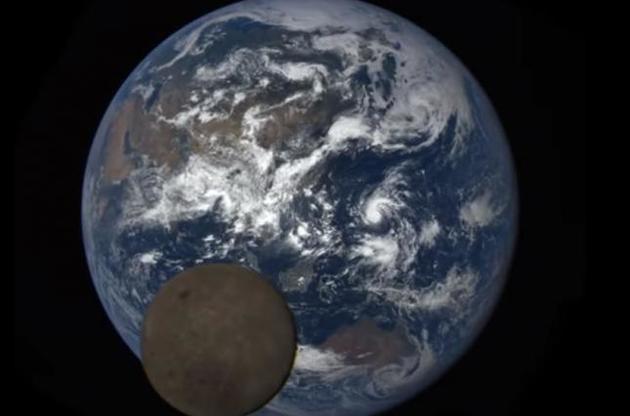 NASA опубликовало видео движения Луны вокруг Земли
