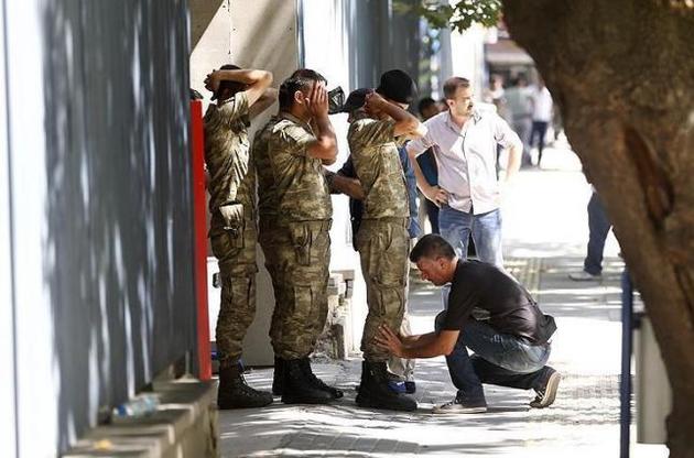 У Туреччині після спроби перевороту затримали чи звільнили 45 тисяч осіб