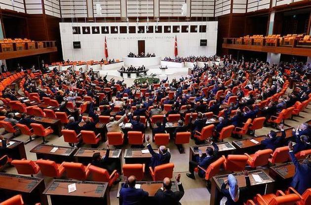 Парламент Турции одобрил введение в стране режима чрезвычайного положения