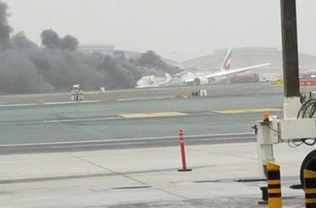 На видео с экстренной посадкой лайнера в Дубае запечатлен взрыв