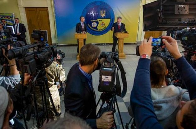 Порошенко повідомив генсеку НАТО про ескалацію ситуації в Донбасі