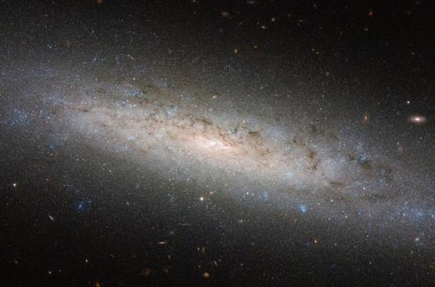 "Хаббл" получил снимок галактики, скрывающей "темную сторону"