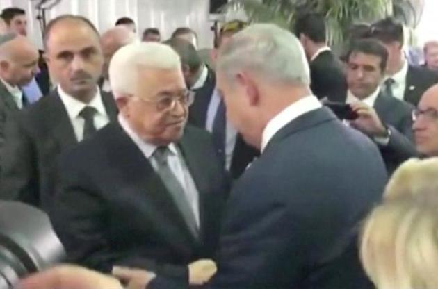 Президент Палестины и премьер Израиля пожали руки на похоронах Переса