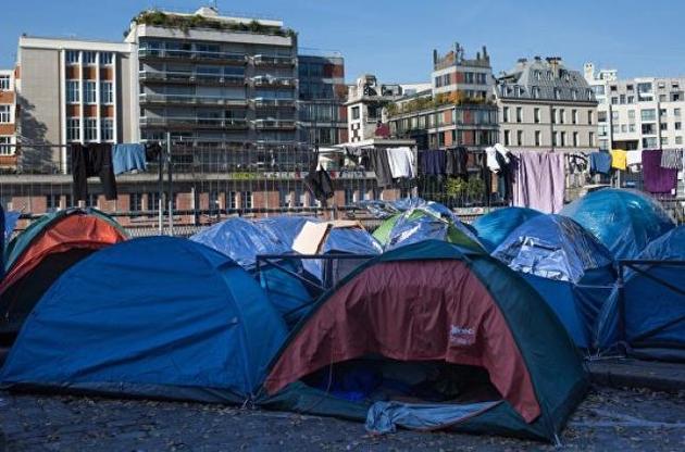 В Париже полиция приступила к эвакуации стихийного лагеря мигрантов