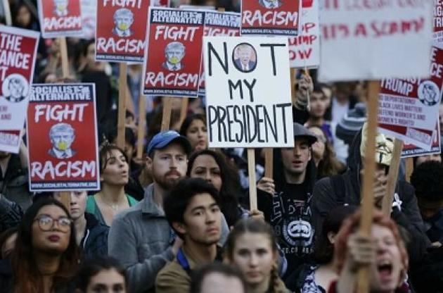 В США полиция расследует стрельбу на акции протеста против избрания Трампа
