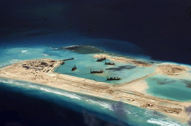 Китай установил зенитные системы на островах в Южно-Китайском море - эксперты США