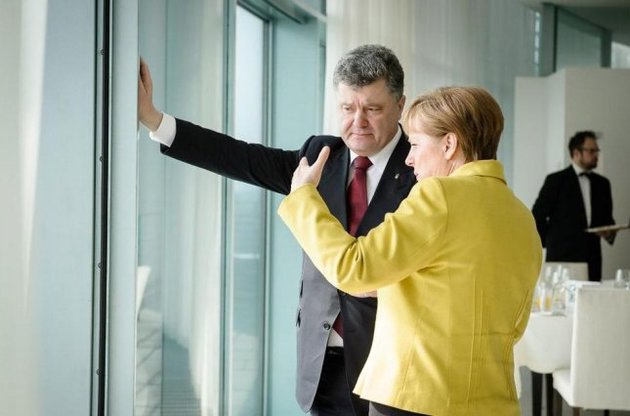 Порошенко обсудил с Меркель национализацию "Приватбанка" и безвизовый режим
