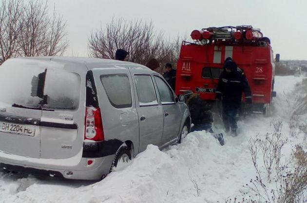 Из-за снегопадов движение транспорта ограничено в четырех областях Украины