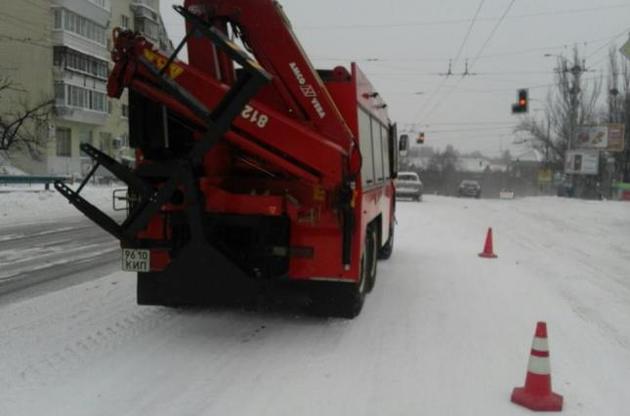 В Киеве из снежного заноса освободили троллейбус