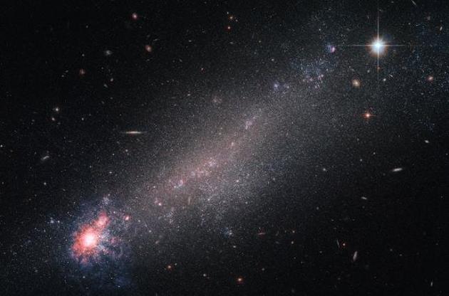 "Хаббл" сделал снимок похожей на комету галактики