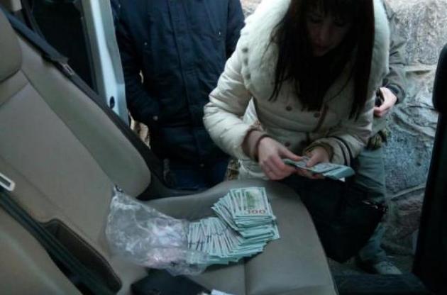 Помощницу киевского судьи задержали на взятке в 23 тысячи долларов