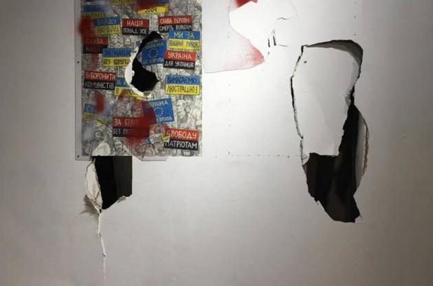 Неизвестные устроили погром на выставке художника Чичкана в Киеве