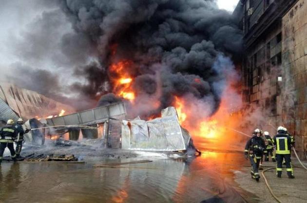 В Киеве загорелся склад с горюче-смазочными материалами