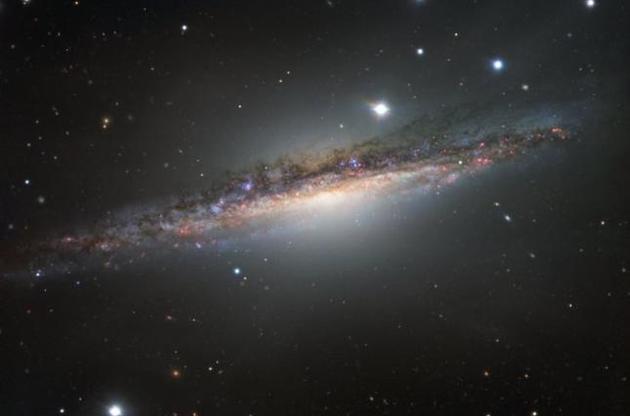 ESO получила снимок "галактики на грани"