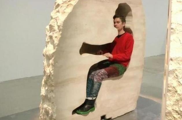 Французский художник провел неделю внутри полого камня