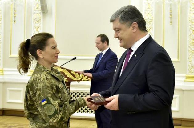 Порошенко накануне 8 марта наградил выдающихся украинок