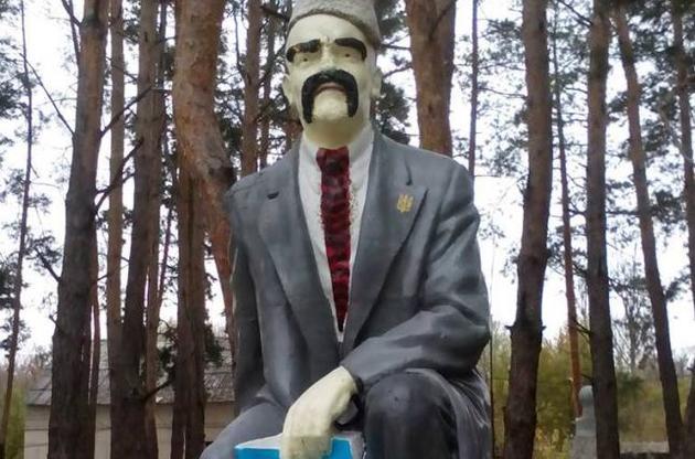 На Луганщине памятник Ленину перекрасили в памятник Шевченко