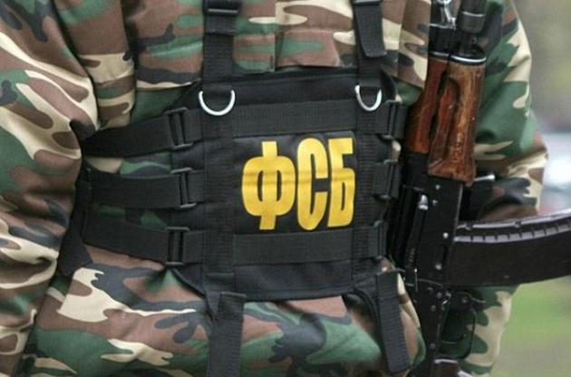Сотрудники ФСБ избили аспиранта, который в центре Москвы вывесил флаг Украины в годовщину аннексии Крыма